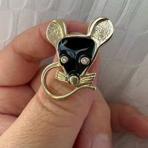 Vintage Sarah Coventry mouse pin.